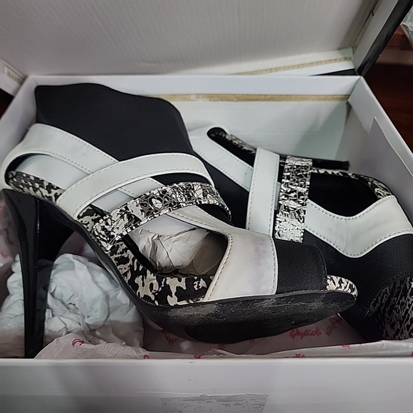 Beautiful Black And White Heels. Size 8 - Picture 7 of 7